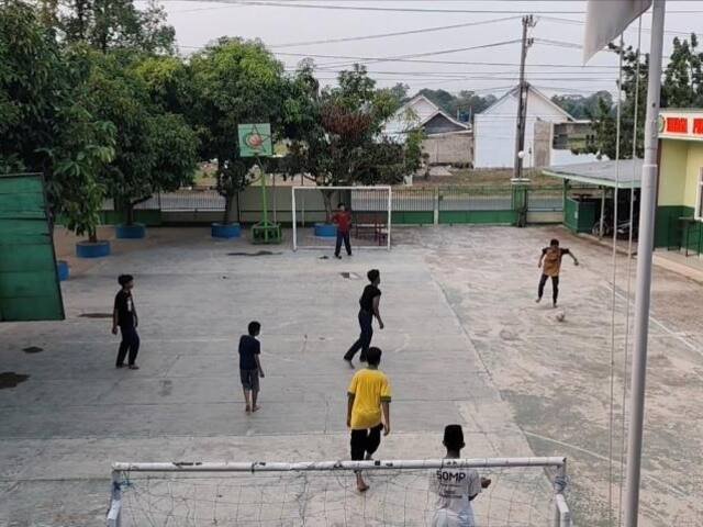 Bermain Futsal